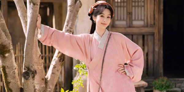 What's the Story Behind Yang Zi's Stunning Look?